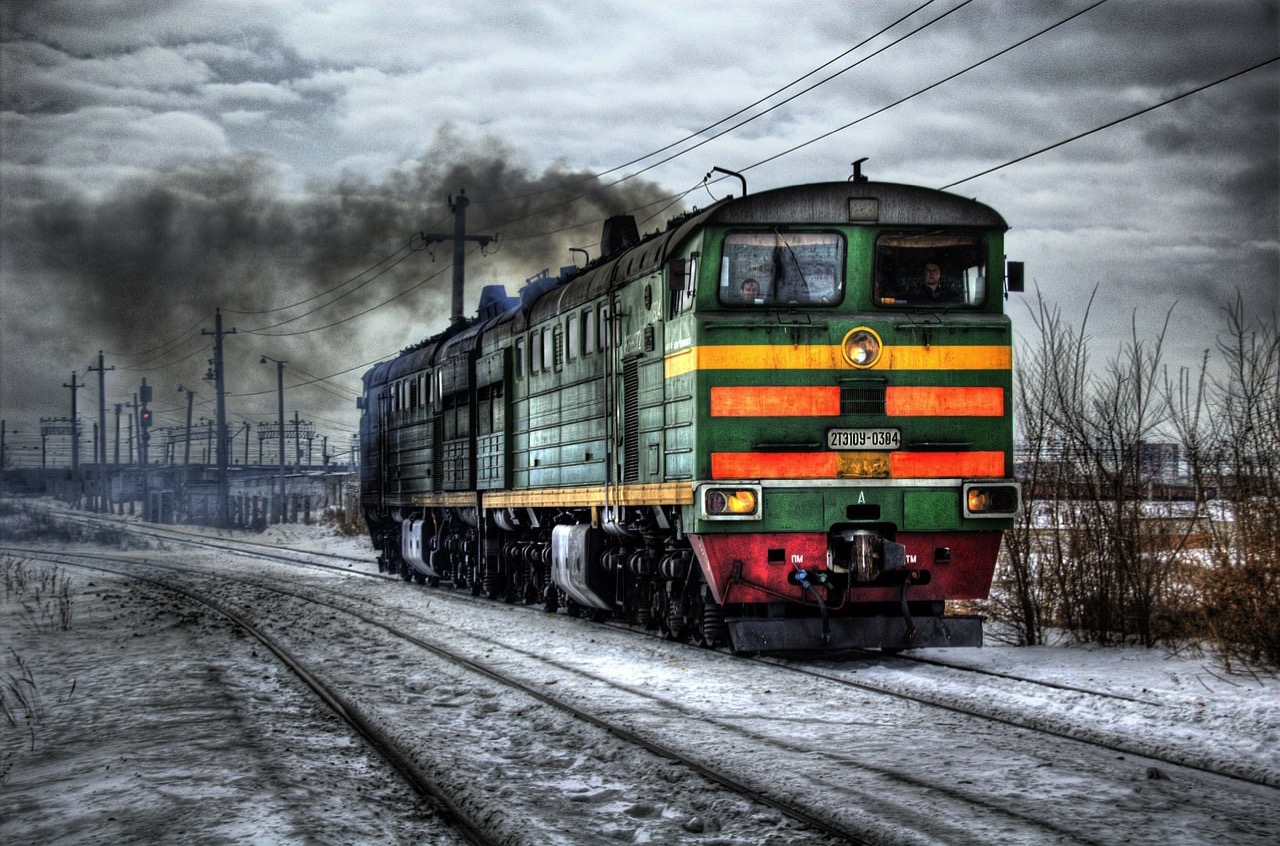煙をあげて線路を走る電車